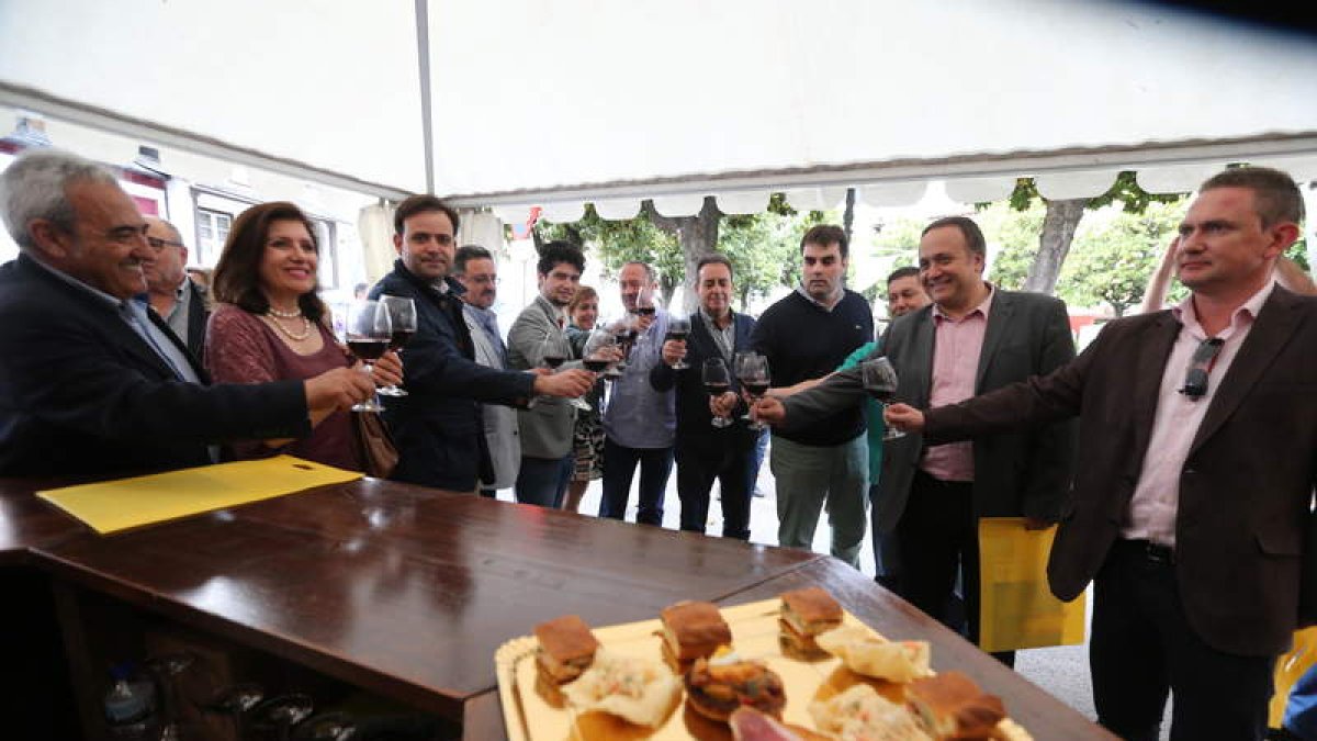 Tradicional brindis de autoridades con el que se inicia la Feria de Vino en Cacabelos. ANA F. BARREDO
