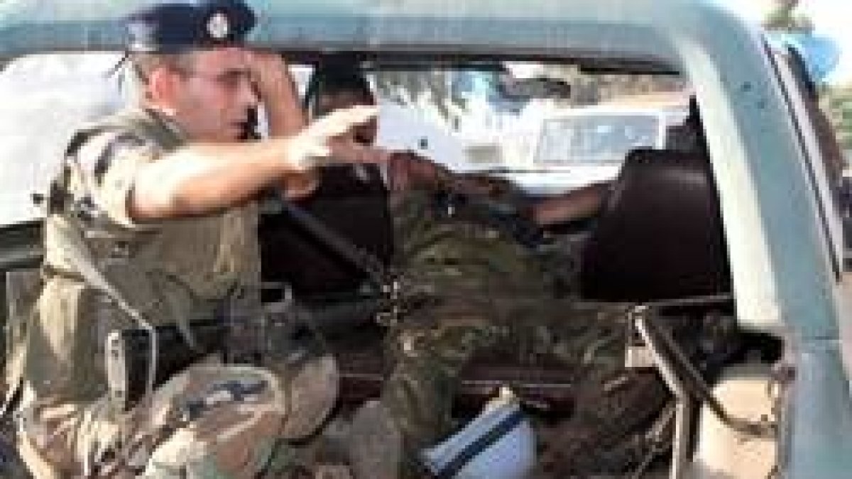 Un soldado libanés ayuda al traslado de uno de los españoles heridos en un jeep del ejército libanés
