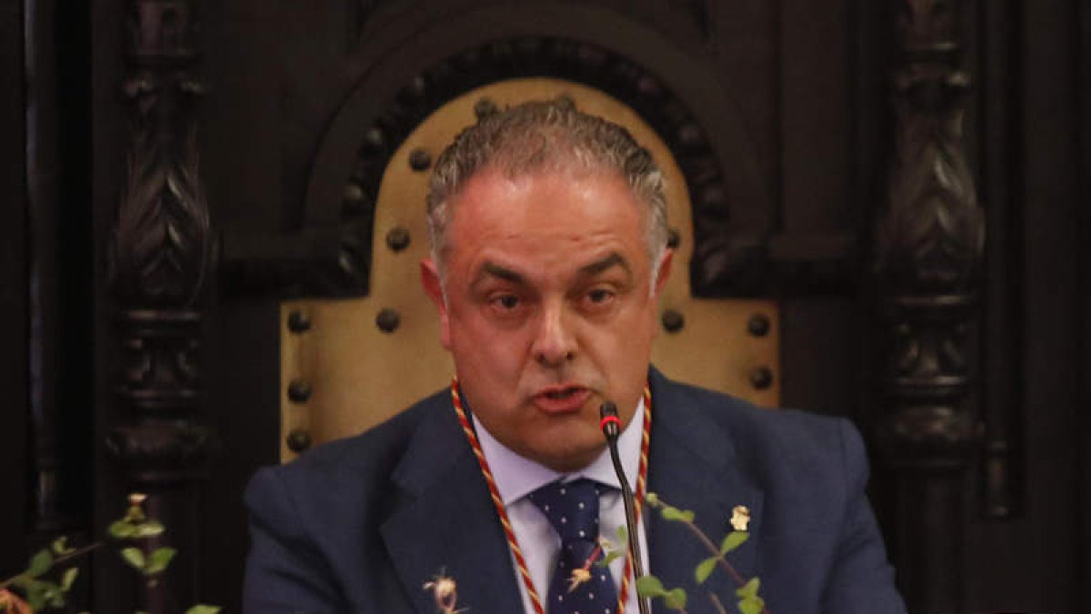 José Luis Nieto, este sábado durante el pleno de la toma de posesión como alcalde. FERNANDO OTERO