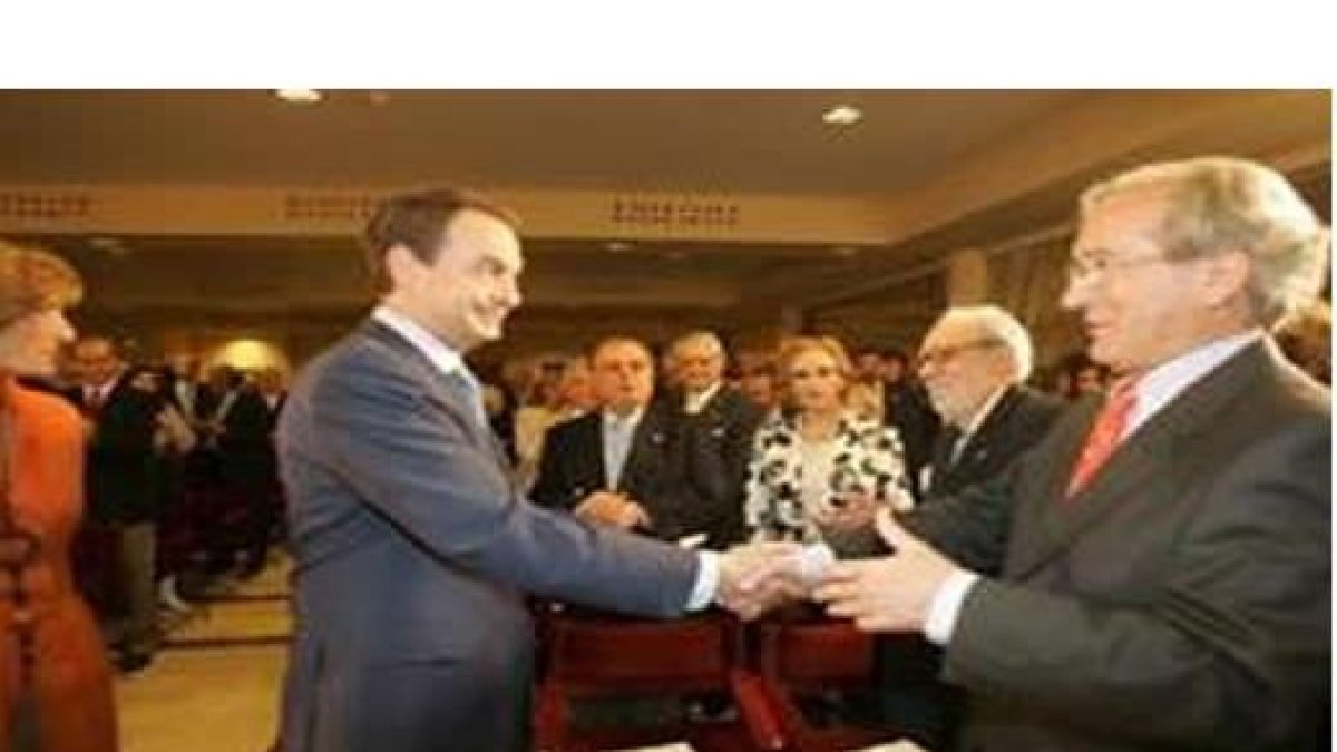 Zapatero y Morano se saludan en León, en una imagen de archivo