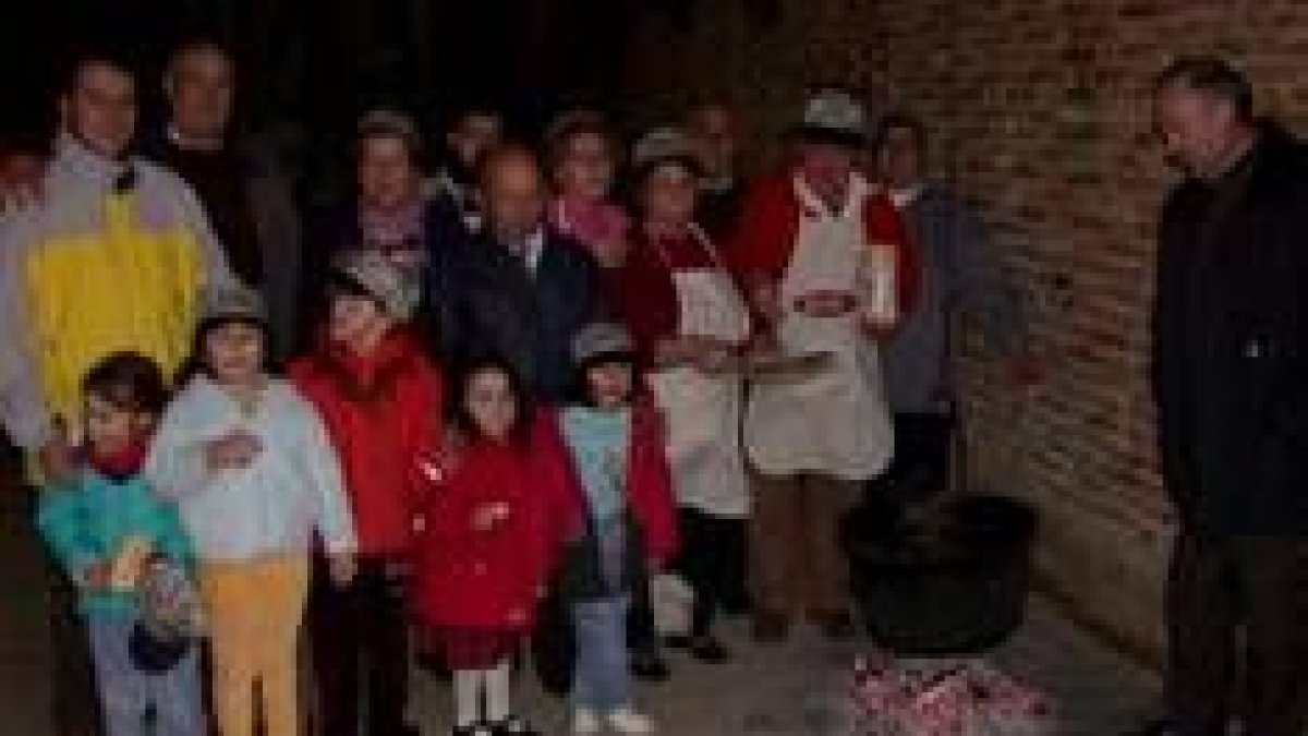Algunos vecinos que se reunieron para honrar a Santiago en Villares