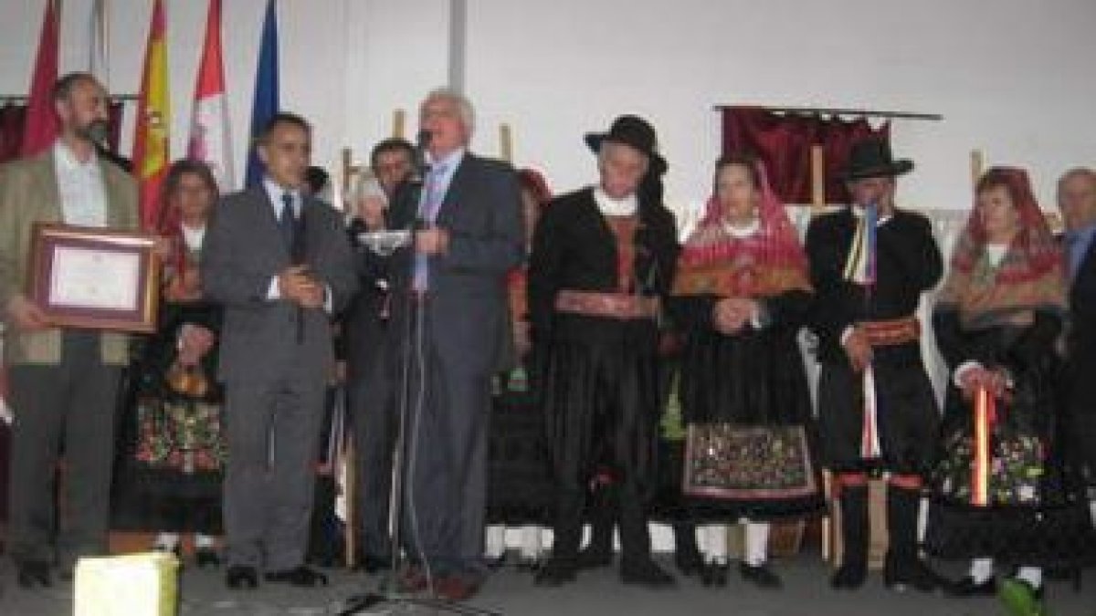 El presidente de la Casa de León en La Coruña entrega la distinción al alcalde de Astorga