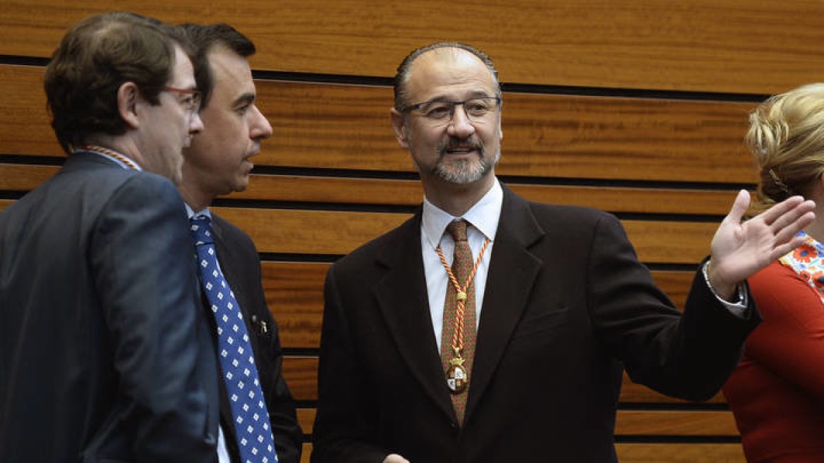 Fernández Mañueco y Fuentes, durante la toma de posesión del primero. NACHO GALLEGO