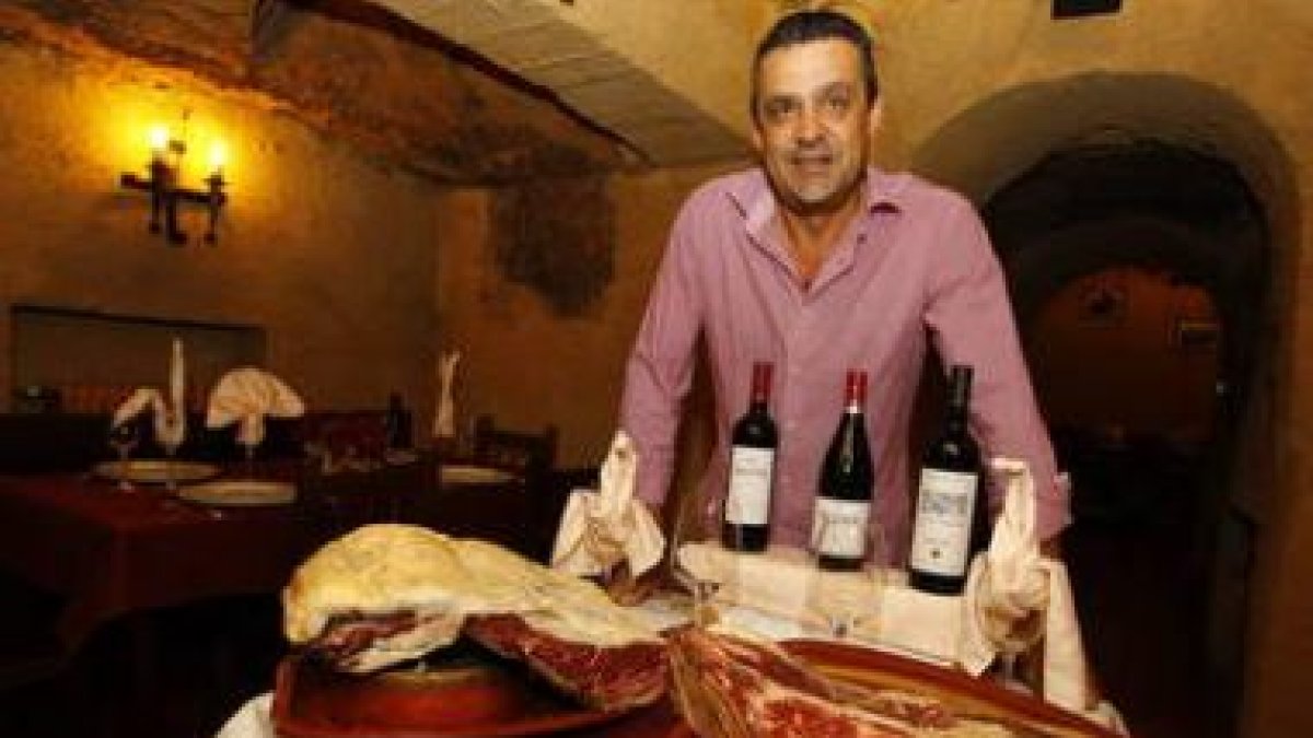 Roberto Fernández muestra la carne procedente de los bueyes que cría él mismo y que se puede degusta