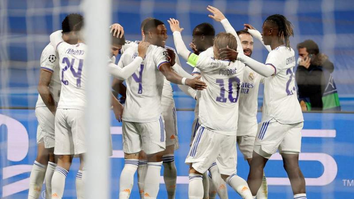 Los jugadores del Madrid celebran el segundo gol ante el Inter en el partido de la última jornada de la fase de grupos de la Champions. MOYA
