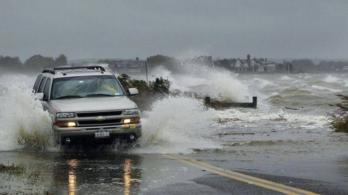 Un coche atraviesa un tramo inundado por los efectos del huracán 'Sandy' en Southampton, Nueva York.