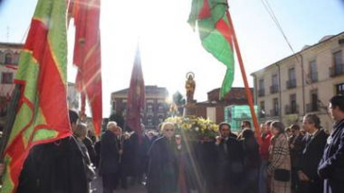 La comitiva procesional en honor a Santa Lucia en San Isidoro.