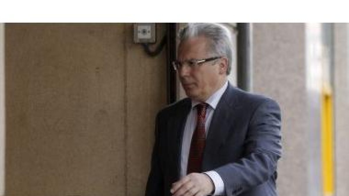 Garzón caminando por la Audiencia Nacional.
