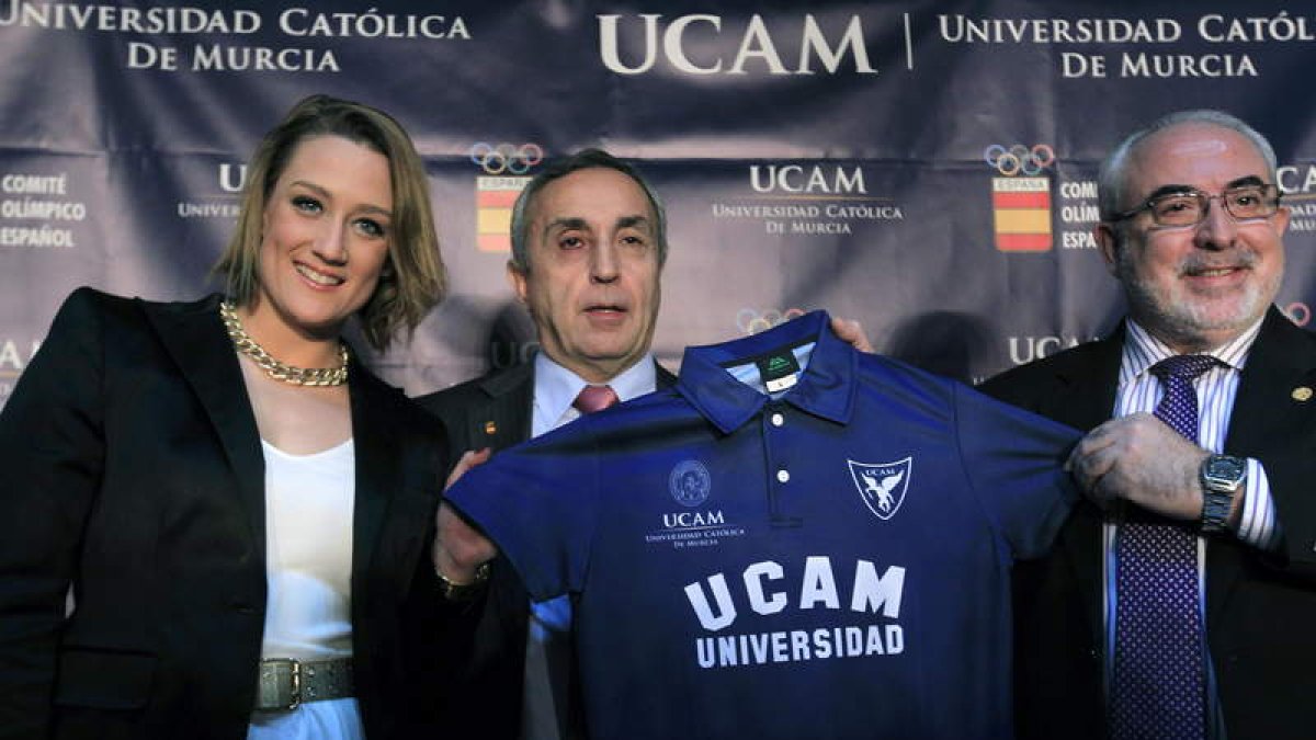 Mireia junto a Blanco y Mendoza con la camiseta del Ucam.