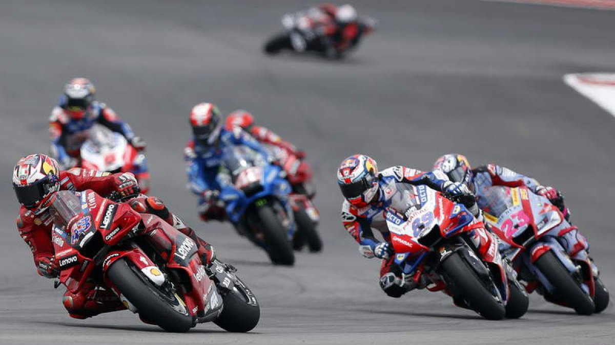 La carrera de MotoGP mantuvo la emoción hasta el final con Bastianini llevándose el triunfo. ADAM DAVIS