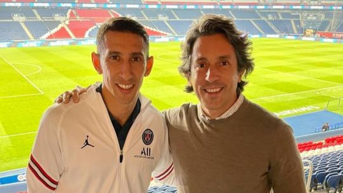 El futbolista argentino Ángel Di María, junto al doctor Pablo Casas en el estadio del PSG. DL