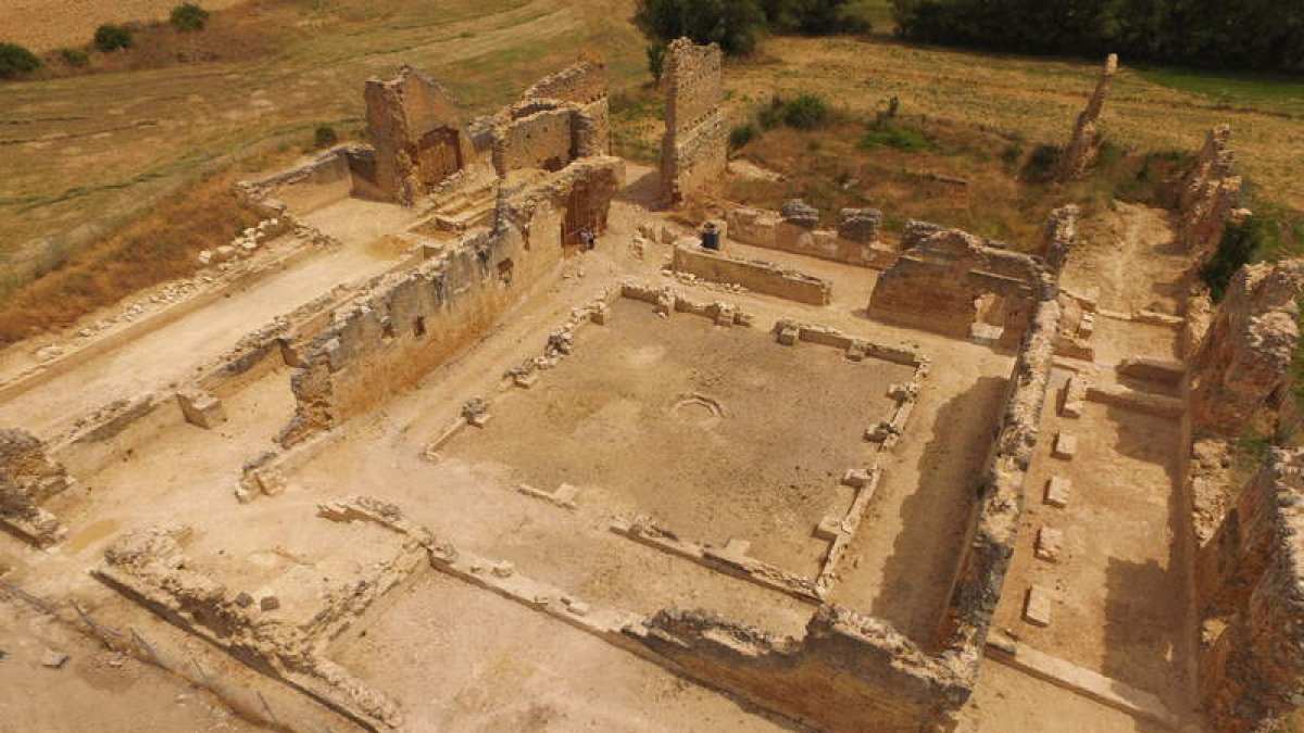 Vista áerea del conjunto, donde se aprecia el claustro con pavimento de canto rodado y el pozo de agua central.