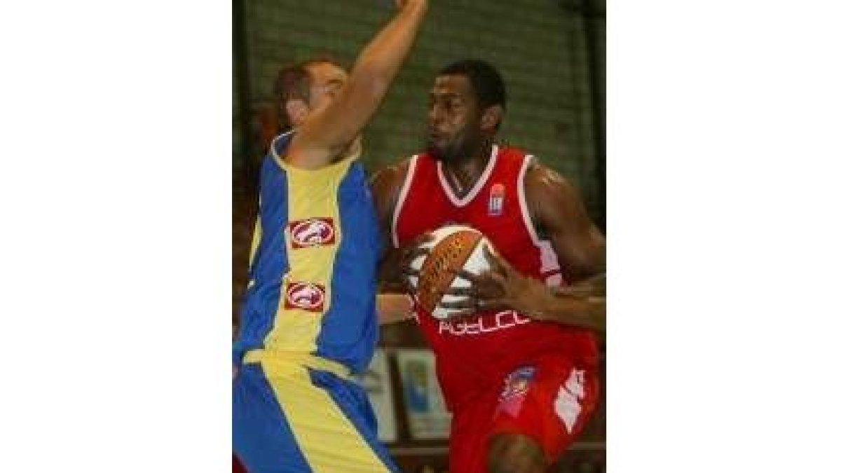 Maurice Jeffers, a la derecha, volverá a medirse hoy al Ourense