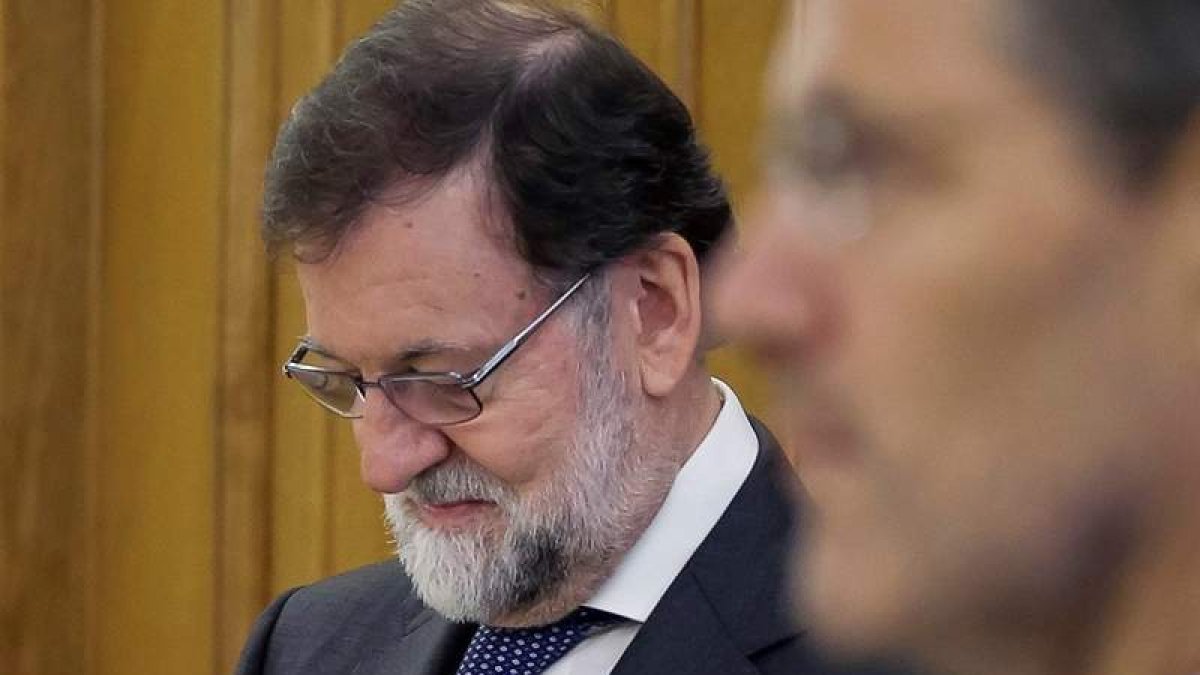 Mariano Rajoy, durante el acto de promesa de la Constitución de Sánchez. EMILIO NARANJO