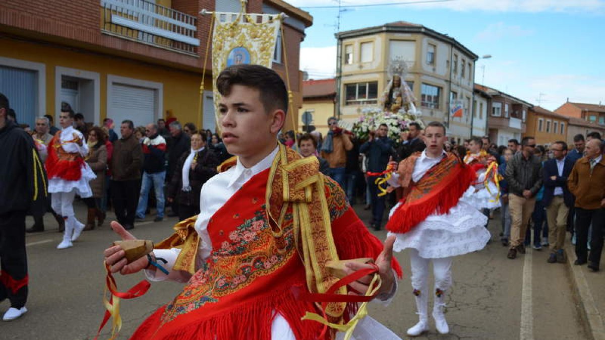 Los danzantes de Laguna de Negrillos en 2017 durante la fiesta del Voto, que debía haberse celebrado ayer. MEDINA