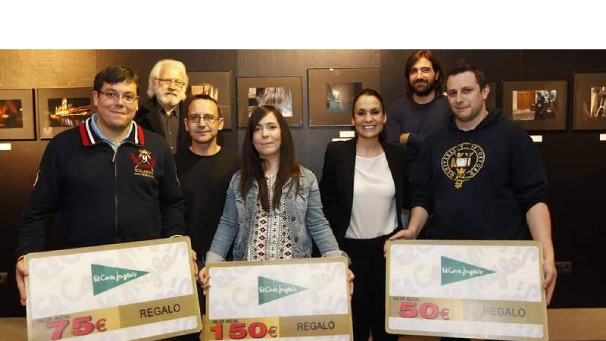 Imagen de familia de los premiados y otros participantes.