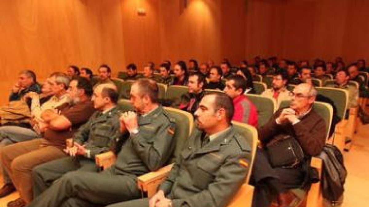 Agentes de la Guardia Civil y Medioambientales en el curso.
