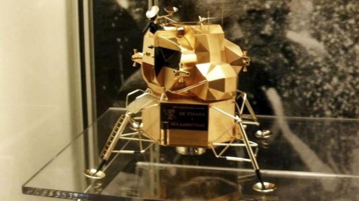 Réplica de oro del módulo lunar del Apolo 11 que ha sido robada del museo Neil Armstrong en Ohio