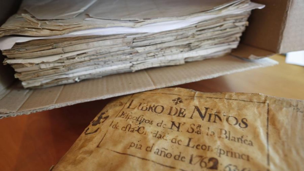Uno de los libros de niños que se conservan en el Archivo Histórico de León.