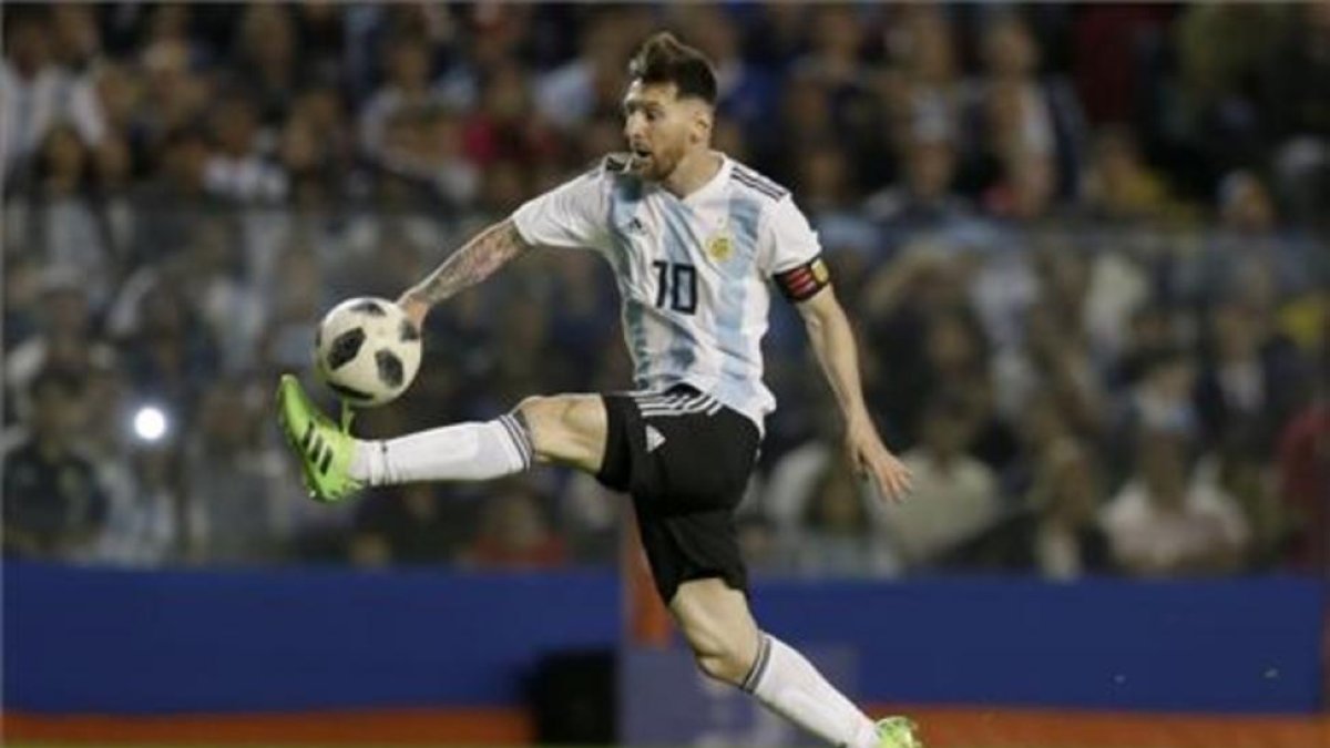 Messi controlando el balón en el amistoso del miércoles frente a Haití en la Bombonera