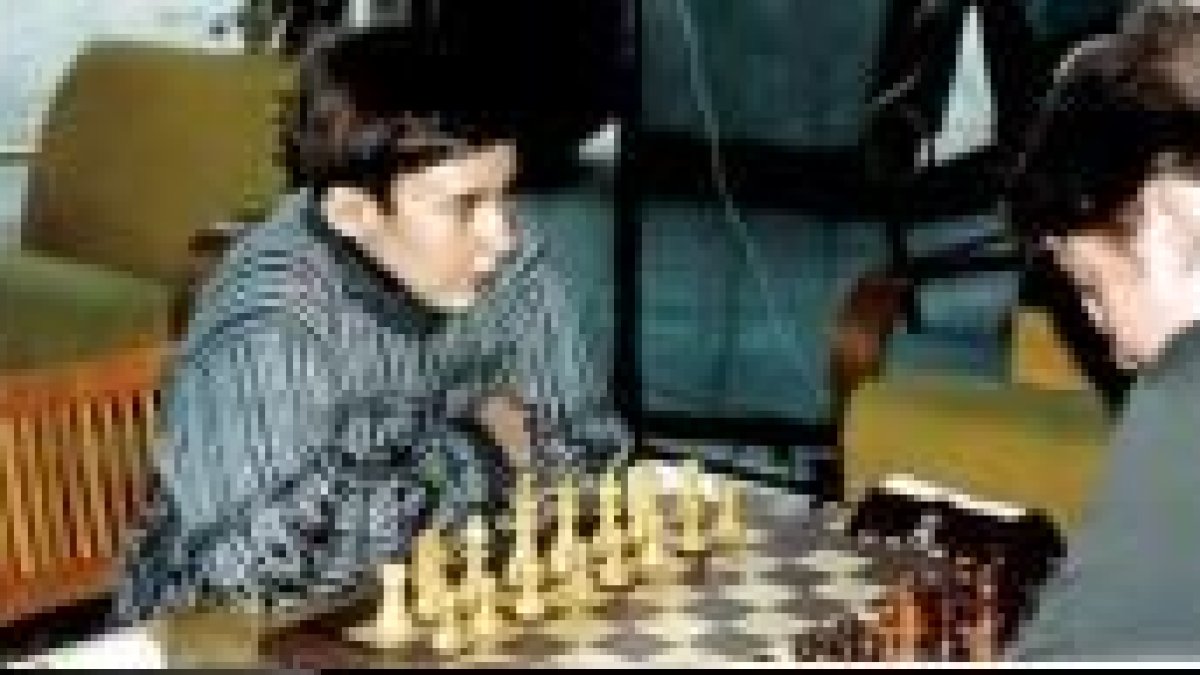 Karjakin se emplea con Shirov en el transcurso del torneo de Benidorm