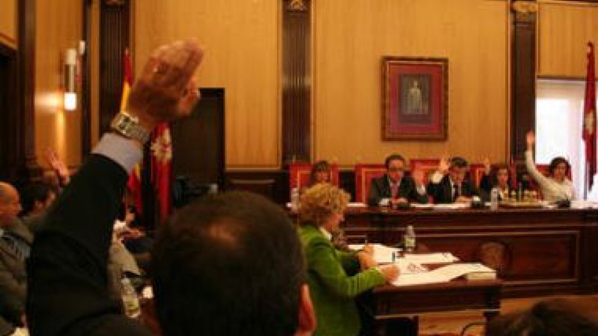 Los votos del equipo de gobierno sirvieron para validar la propuesta de adjudicación.