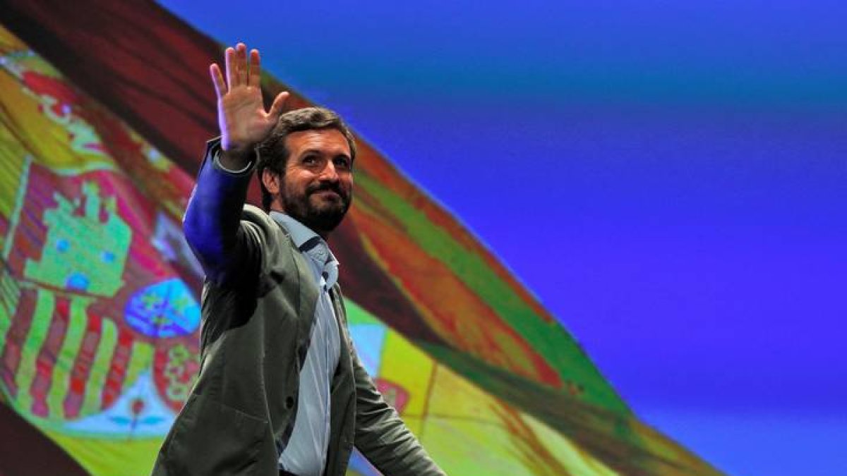 El presidente del PP, pablo casado, saluda a los militantes en Valencia.