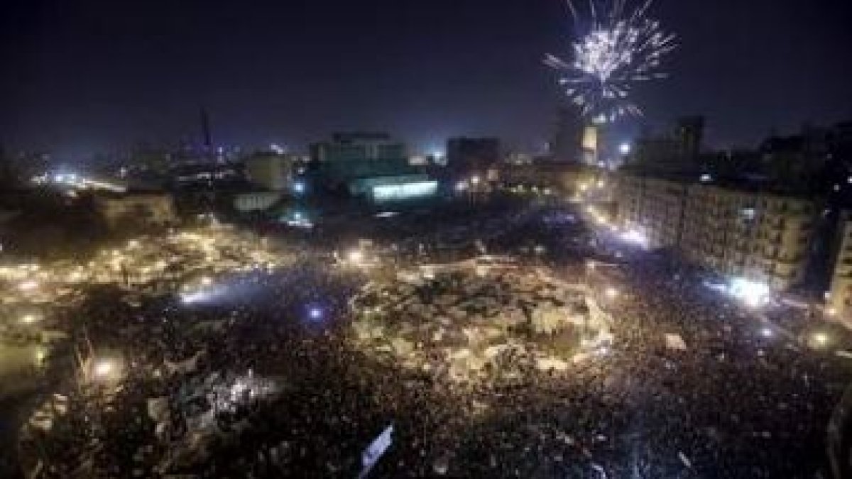 Miles de personas, en la cairota plaza Tahrir tras conocer que el presidente renunciaba a su puesto.
