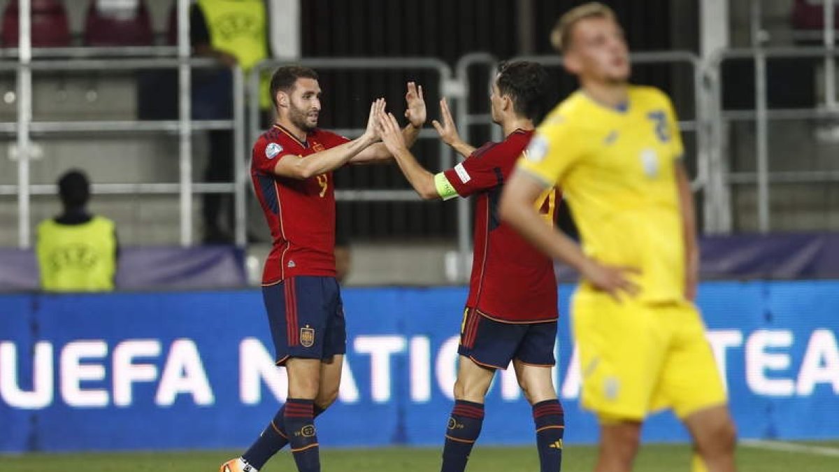 Abel Ruiz logró el empate en el minuto 90 para dar a España la primera plaza del Grupo B. ROBERT GHEMENT