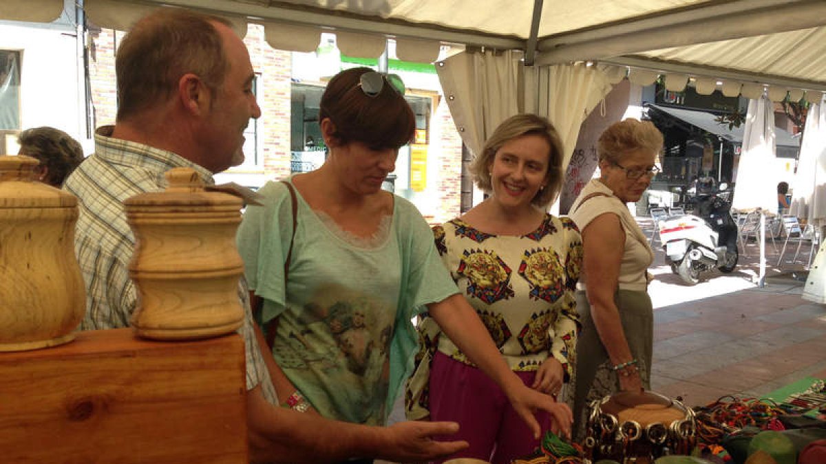 Aníbal Merayo, Cristina López Voces y María González en la feria de Jóvenes Creadores.