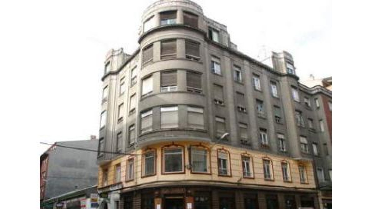 El café-bar Cohiba estaba en los bajos de este edificio de la avenida de Valdés, ahora demolido.