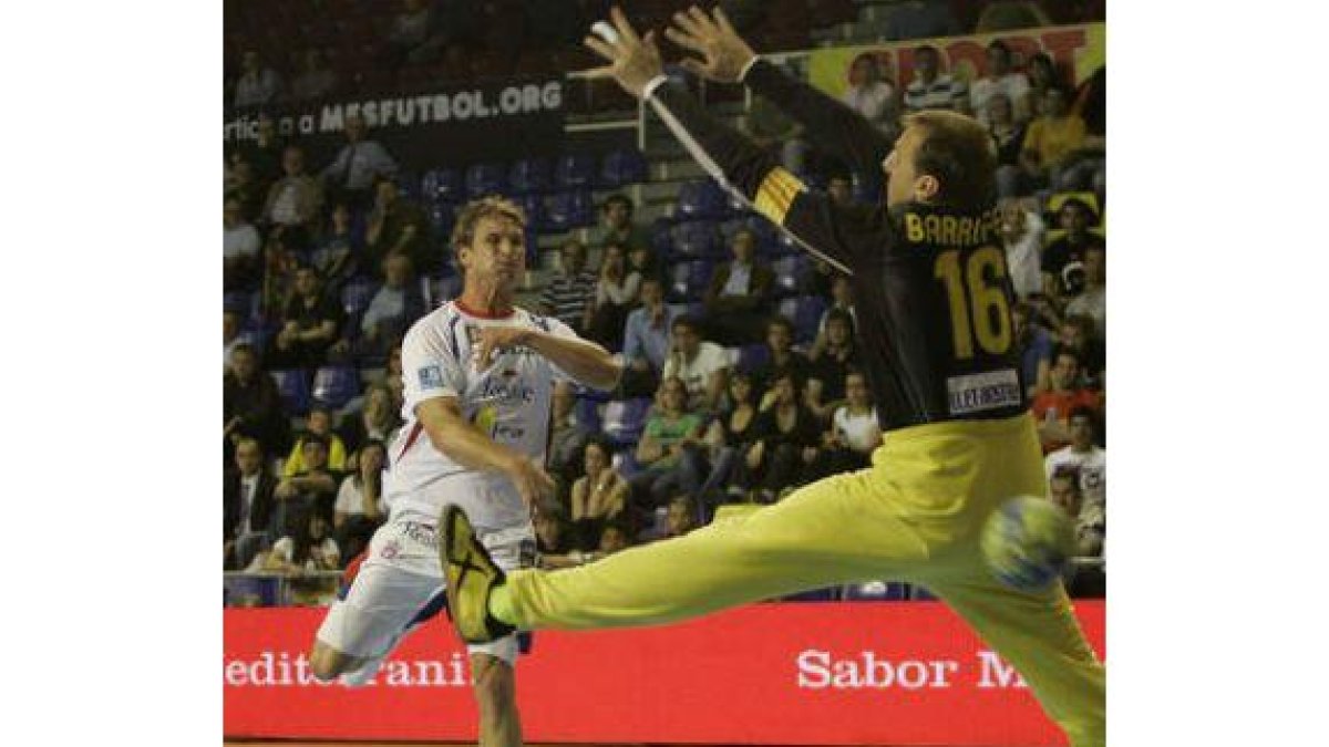 Ojalá esta imagen se repita mucho el domingo: Stranovsky batiendo por bajo a Barrufet.