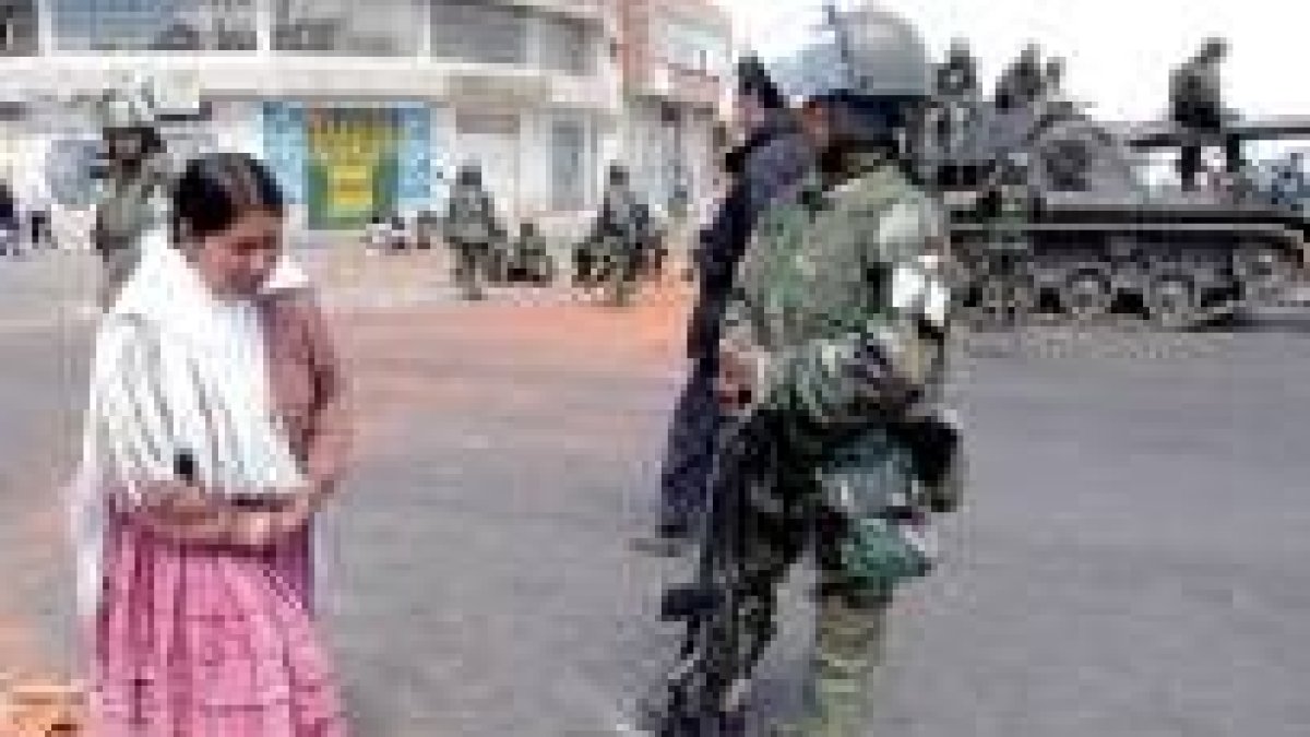 Una indígena atraviesa una zona de La Paz controlada por el ejército