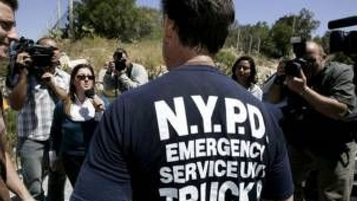 Sarkozy en Malta con una camiseta del departamento de policía de Nueva York
