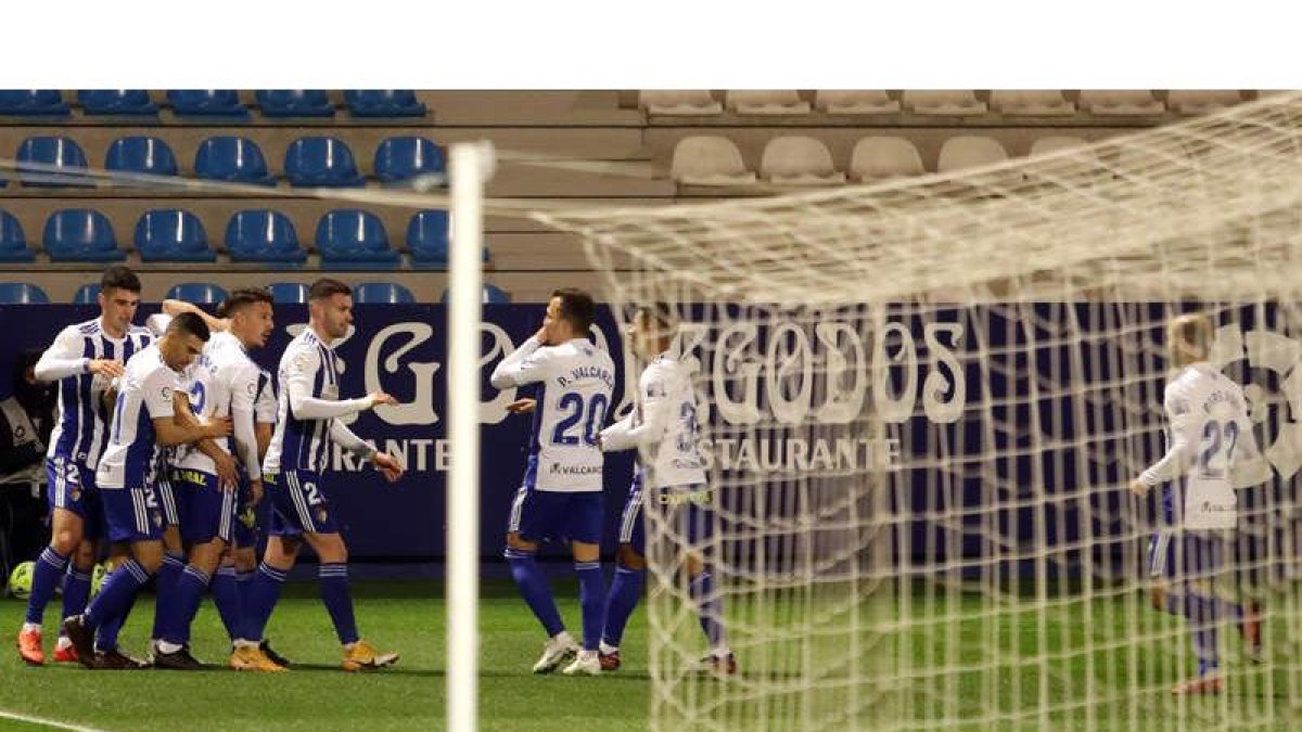 El gol del delantero brasileño Yuri dio la victoria y los tres puntos a la SD Ponferradina frente al Real Oviedo en El Toralín. ANA F. BARREDO