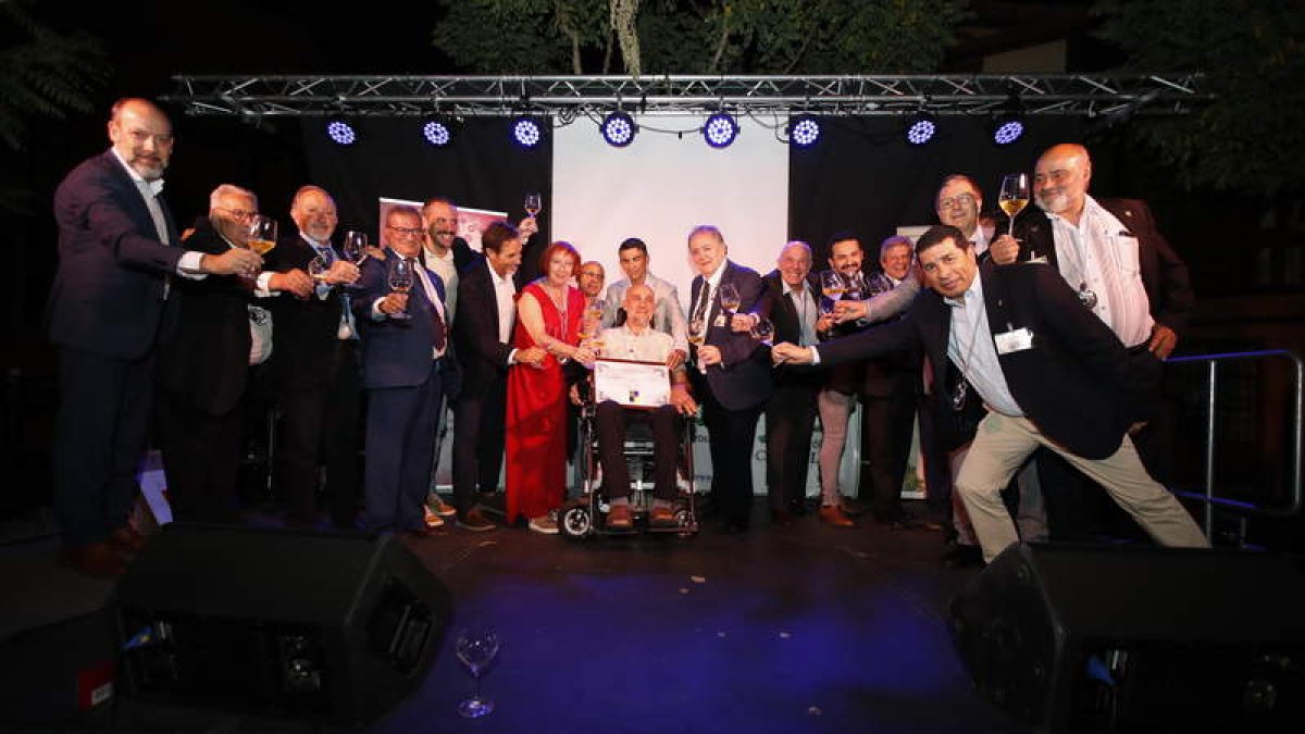 Brindis solidario en la Plaza de Santo Martino para recaudar fondos para la investigación de la ELA. J. NOTARIO