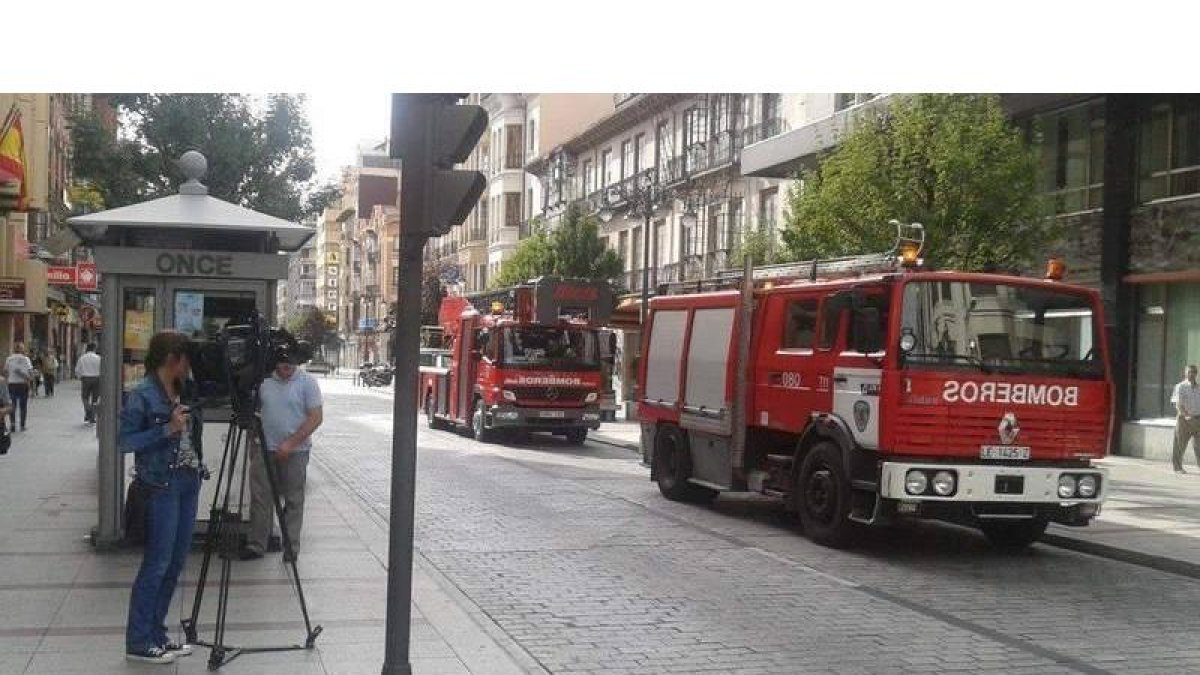 Los Bomberos, a su llegada ayer a la sede de Ordoño para inspeccionar el edificio.
