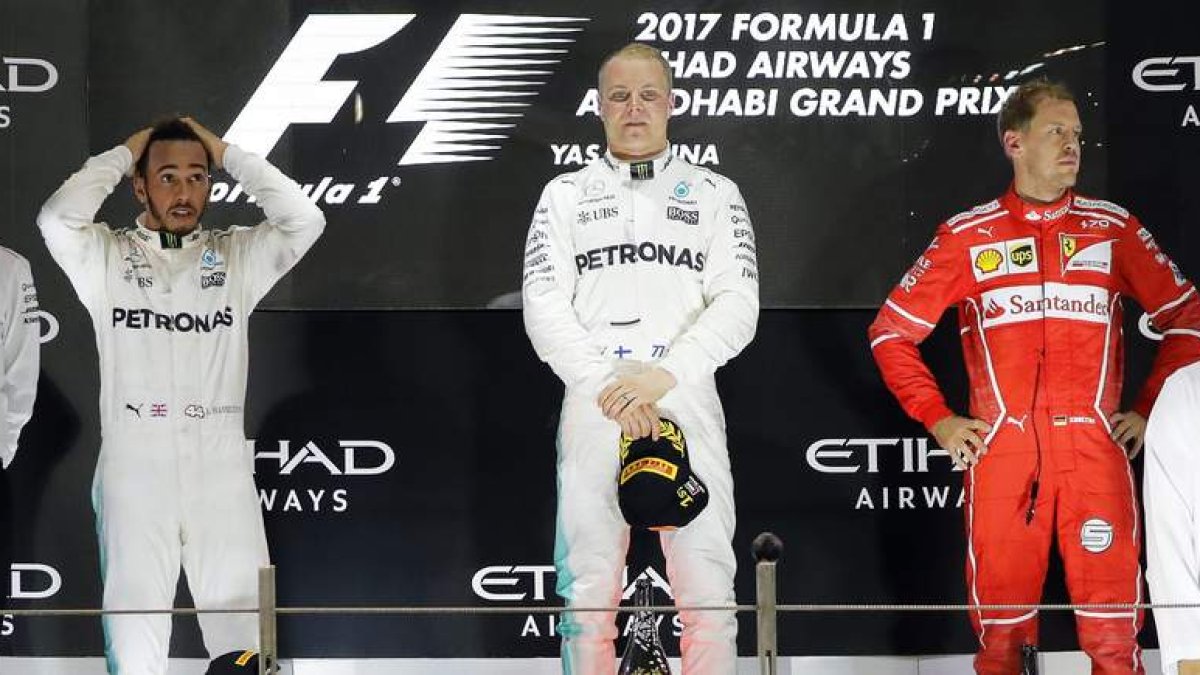 Bottas, vencedor en Abu Dabi, escoltado en el podio por Hamilton y Vettel. VALDRIN XHEMAJ