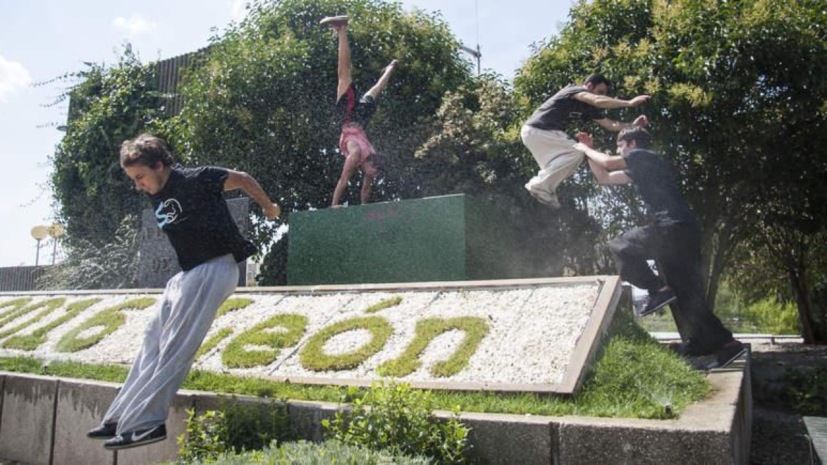 La precisión y la seguridad son las máximas del parkour, una disciplina que se extiende por las calles de León. F. OTERO PERANDONES