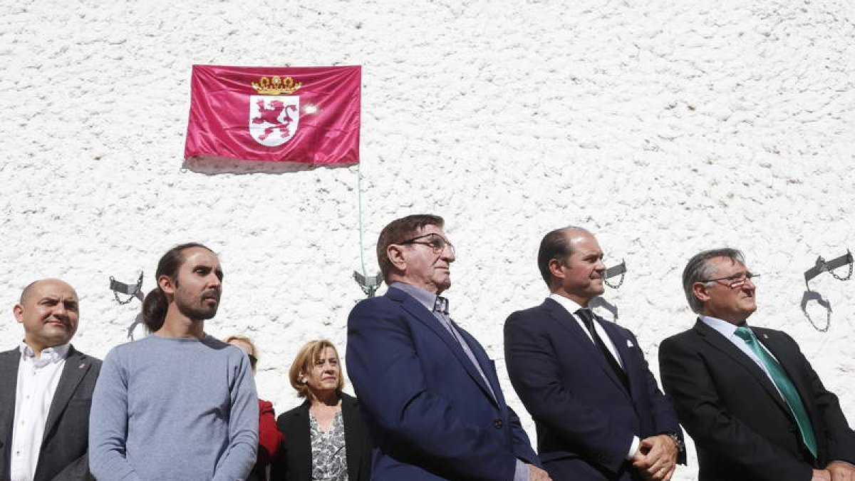 Carlos Fernández, Cesáreo González y David Fernández en el acto de homenaje a los benefactores de La Virgen. JESÚS