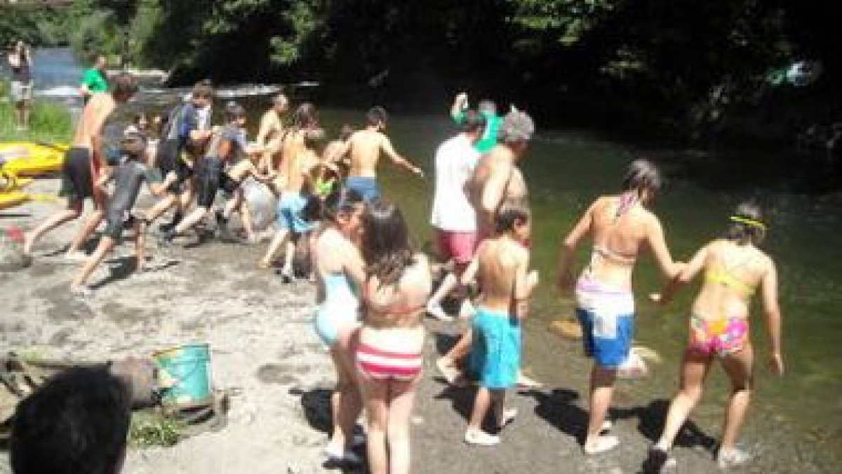 Momento en el que los participantes de la iniciativa se lanzaron al río Sil, en la zona del Largo, e