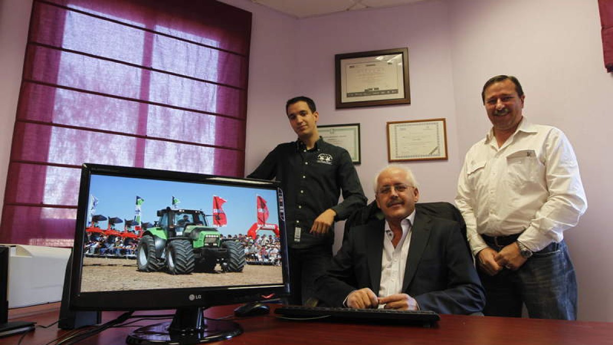 Juan Bautista González, con parte del equipo que trabaja en los distintos proyectos de Agronet.
