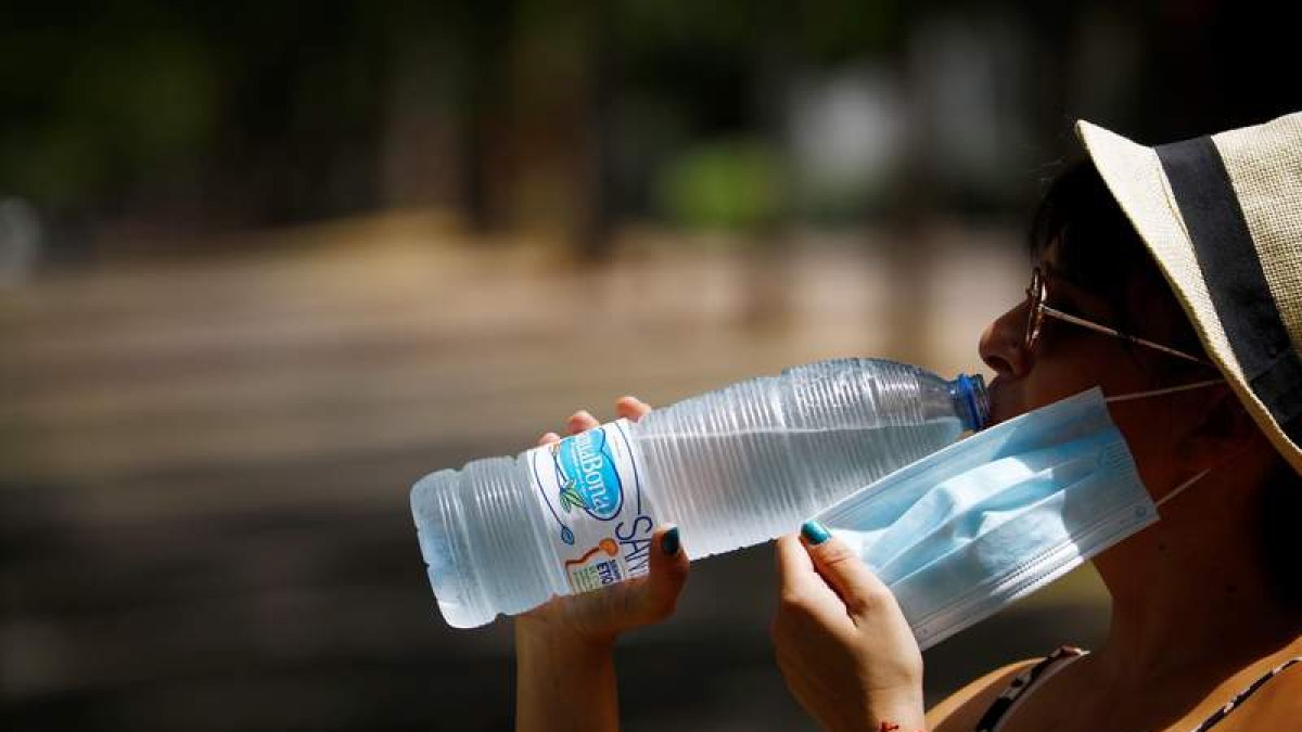 Una mujer se hidrata para aliviar las altas temperaturas. SALAS