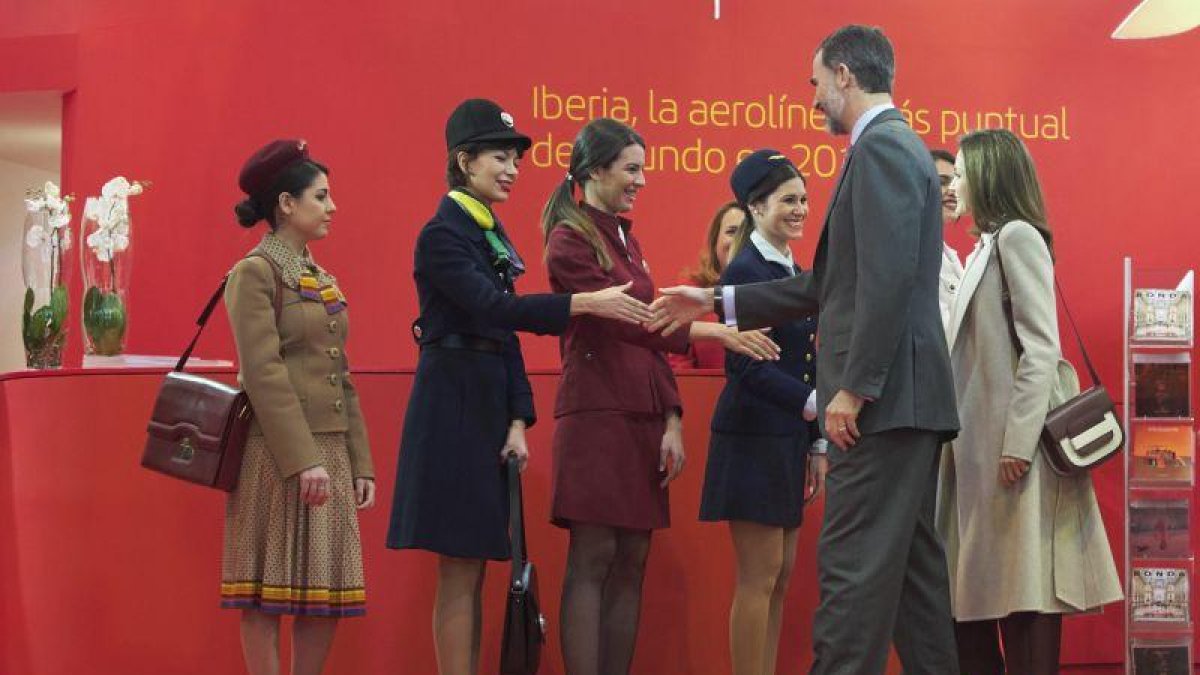 Los Reyes en el estand de Iberia, en Fitur.