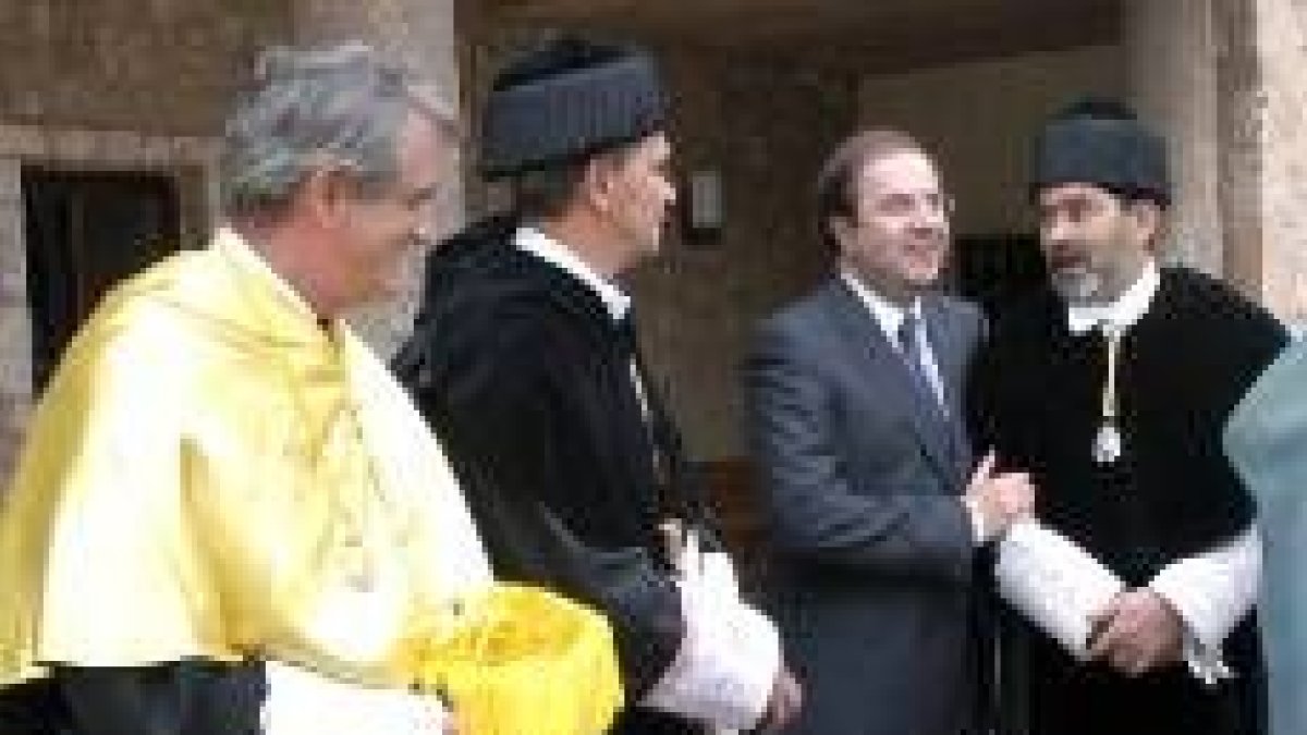 Juan Vicente Herrera, al lado del rector de la ULE ayer en la apertura de curso del campus burgales