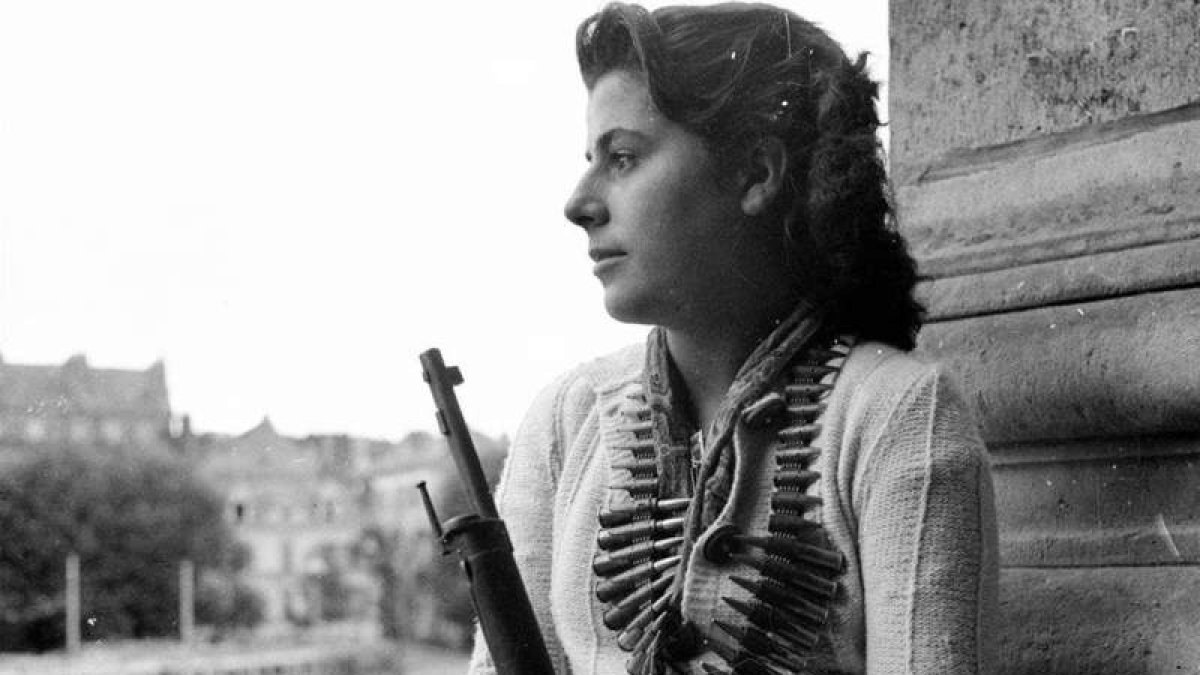 La republicana de la Resistencia María Vázquez, con un máuser