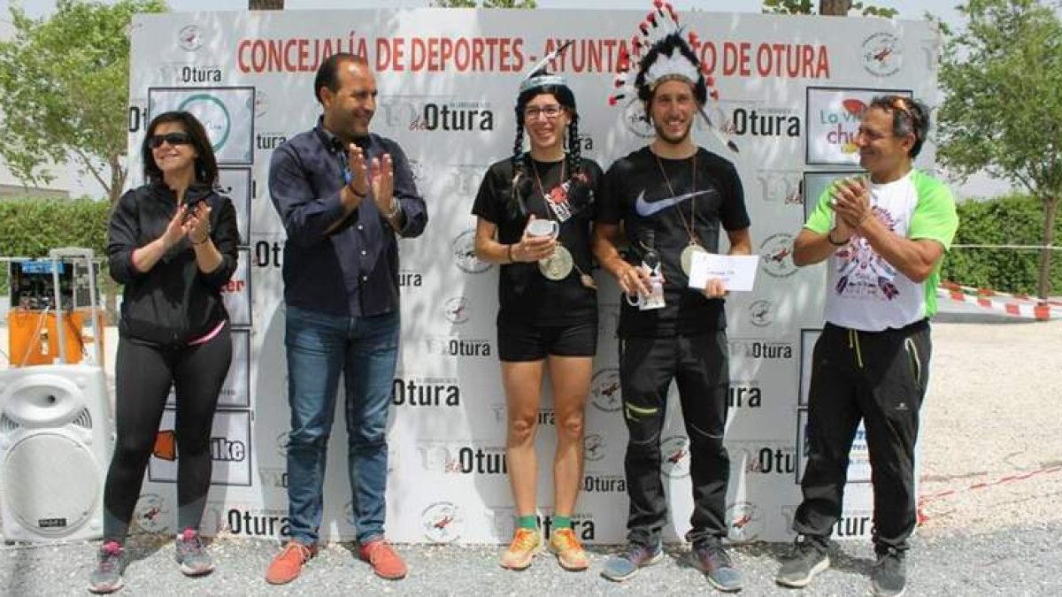 El leonés David Bratos posa con el trofeo que le acredita como ganador. DL