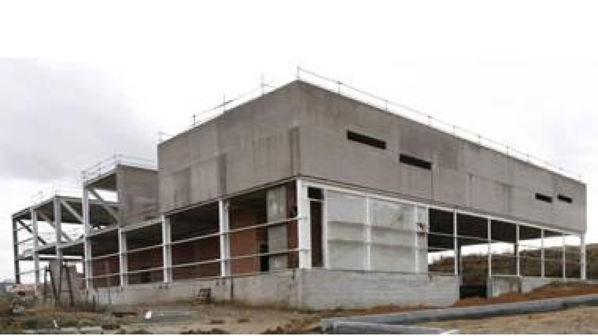 Las obras del centro Ventas Oeste están paradas ante la desesperación vecinal.