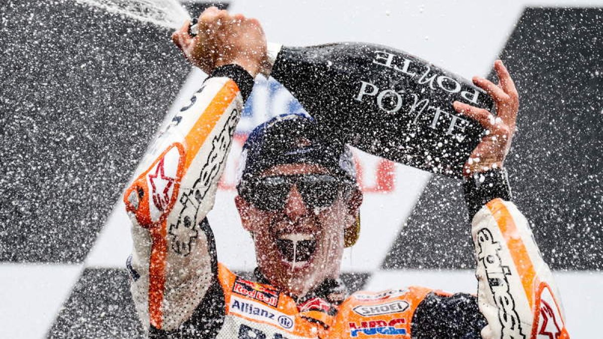 Marc Márquez celebra en el podio su triunfo. Una sensación que no saboreaba el español desde hace 581 días. SINGER