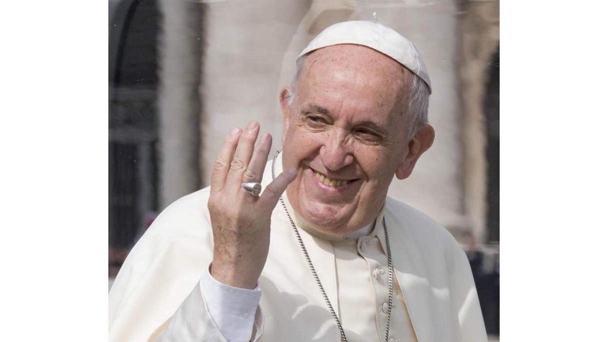 El papa Francisco saluda durante su audiencia general en la Plaza de San Pedro. CLAUDIO PERI